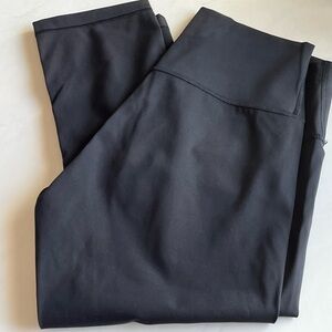 NWOT. Lululemon Leggings - black